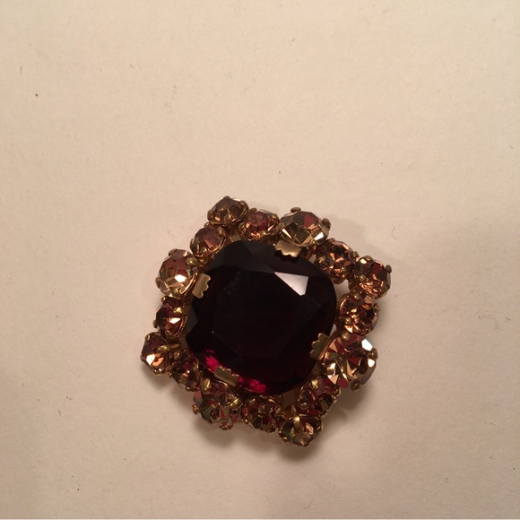 Dark brown cut glass surrounded by golden rhinestones, this is a vintage pin. - Picture 8 of 9